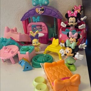 Disney Minnie Mouse Colorful Playset with Figures